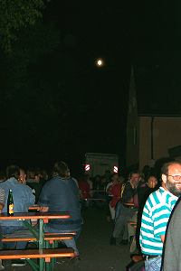 der Mond guckt auf das Pfuhler Dorffest...