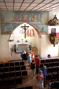 Blick in das Kirchenschiff und in den Chorraum