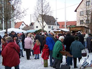 viele Besucher auf dem Weihnachtsmarkt