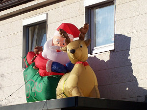 Der Nikolaus auf dem Vordach